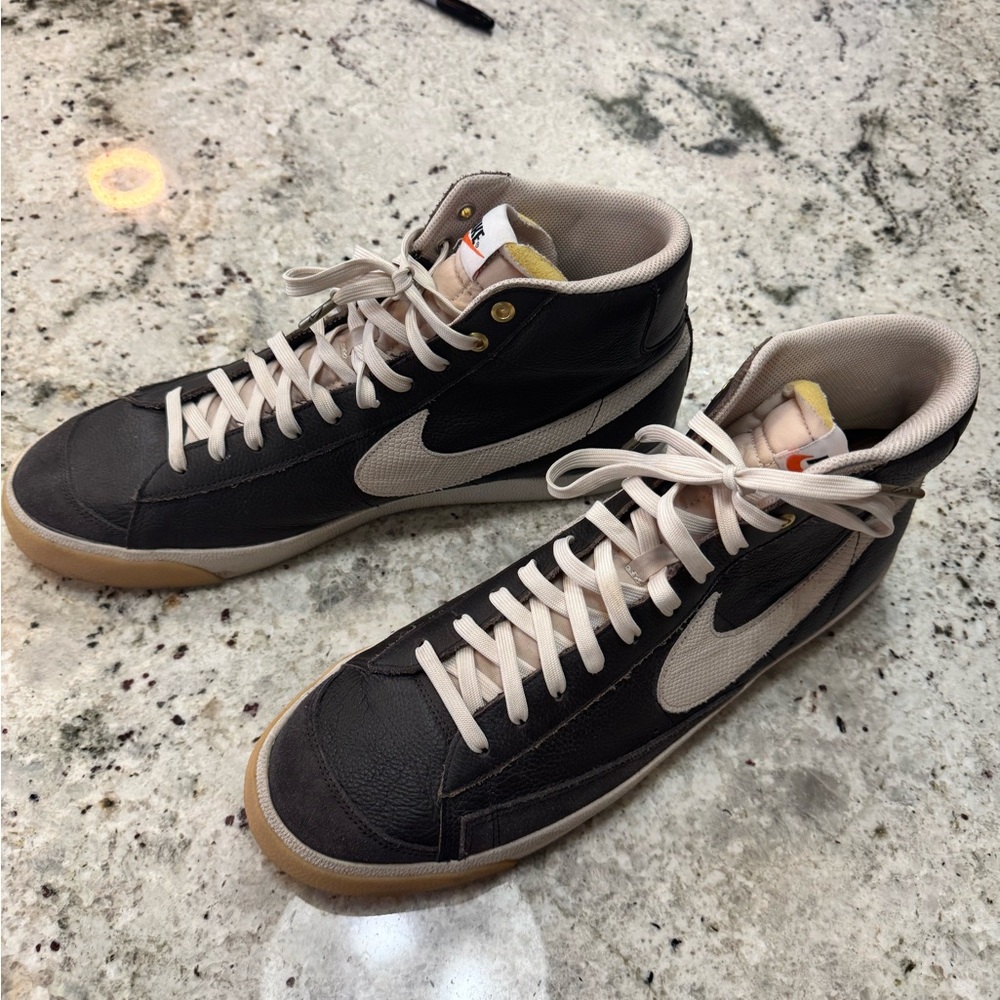 Nike Black Sneakers with High-Top Design and Light Accents - Picture 3 of 5